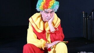 Смотри Old Meets Young in a Dirty Show - лучшее порно YAY.PORN