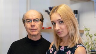 Смотри Blonde Bombshell Strips for Marcello - лучшее порно YAY.PORN