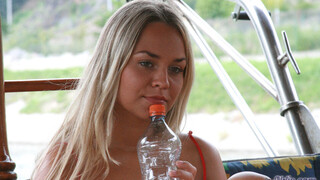 Blonde Bombshell Mia Gets Down - секс видео онлайн YAY.PORN