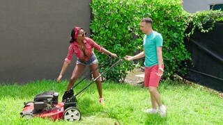 Смотри Milf Neighbor Needs Help, I Lend A Hand - лучшее порно YAY.PORN