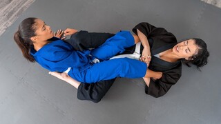 Brunette Beauty Defends Herself - секс видео онлайн YAY.PORN