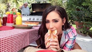 Brunette Bombshell on a Park Bench Blowjob - секс видео онлайн YAY.PORN