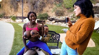 Смотри Thirsty Black Chick Encounters Dirty Old Flasher Outdoors - лучшее порно YAY.PORN
