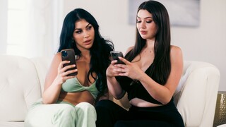 Смотри Big Tits MILF Queenie Sateen Fingered by Stepdaughter Alyx Star - лучшее порно YAY.PORN