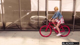 Blonde Babe Ashley Lane Licks Pussy & Deep Throats BBC - секс видео онлайн YAY.PORN