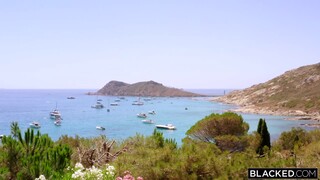 Смотри Interracial Vacation Sex - Mia Melano Sucks & Rides Freddy Gong - лучшее порно YAY.PORN