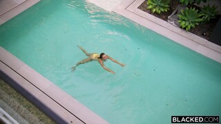 Смотри Brunette Babe Gabbie Carter Deepthroats and Takes Cum on Tits - лучшее порно YAY.PORN