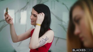 Смотри Brunette Babe Sucks & Rides in Wild Threesome - лучшее порно YAY.PORN