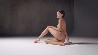 Смотри Beautiful Brunette Ariel Poses Naked with Big Ass - лучшее порно YAY.PORN