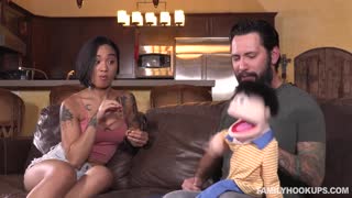 Honey Gold Gives a Hot Handjob to Her Fake Niece - секс видео онлайн YAY.PORN