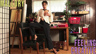 Смотри Skinny Brunette Mallory Plays with Her Hairy Pussy - лучшее порно YAY.PORN