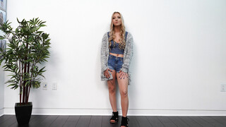 Смотри Miley Tries Out for Porn - лучшее порно YAY.PORN