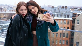 Смотри Shaved Pussy and Fingers: Sirena and Lana's Tease - лучшее порно YAY.PORN